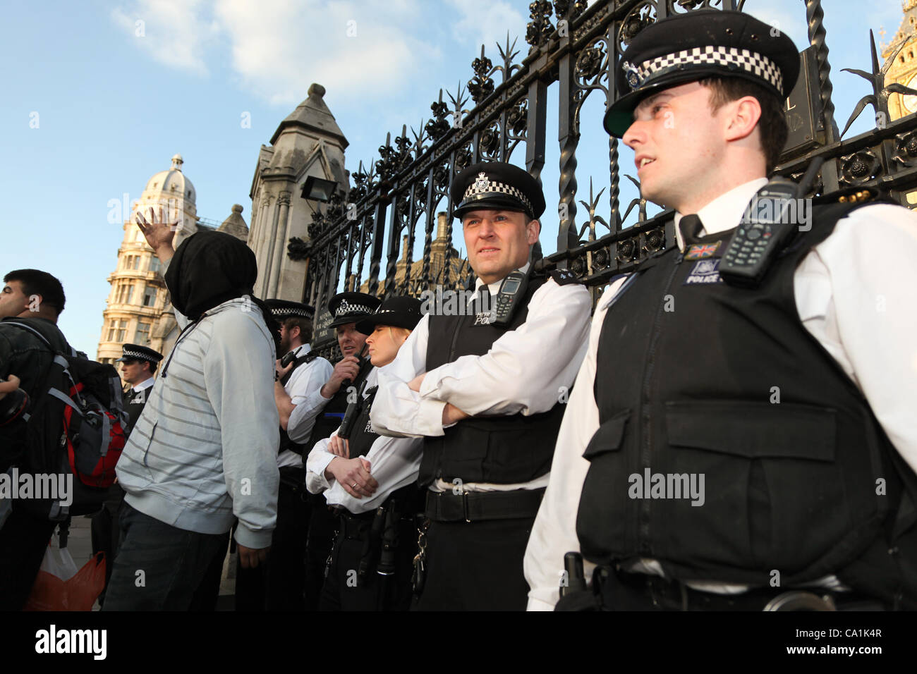 Londres, Royaume-Uni, le 20 mars, 2012. Arrêt de la police les manifestants de s'approcher de la porte de la Chambre du Parlement. Ils s'étaient réunis à la place du Parlement pour protester contre le projet de loi anti squatting soumises au vote à la Chambre des lords. Banque D'Images