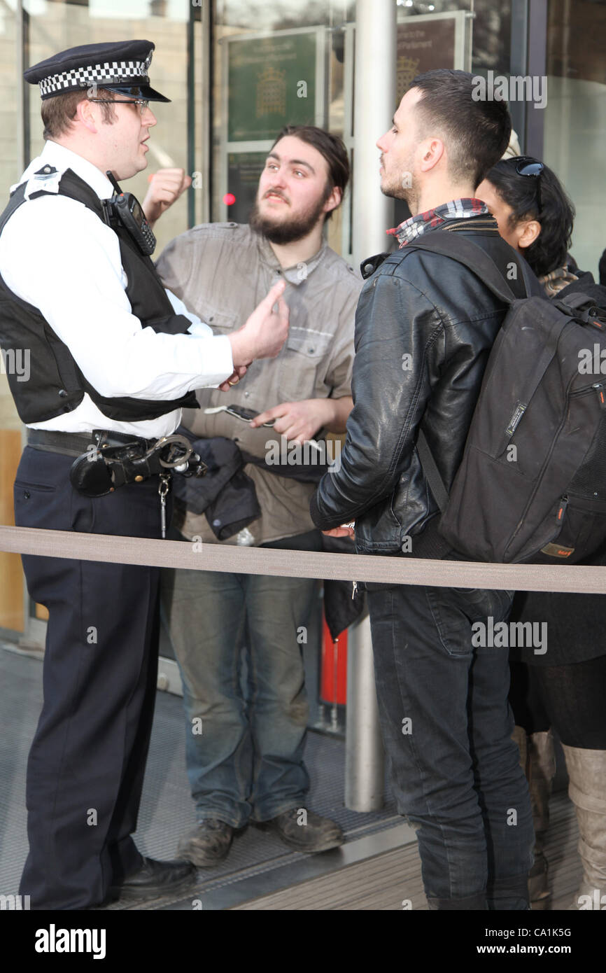 Londres, Royaume-Uni, le 20 mars, 2012. Des militants tentent d'entrer de la Maison du Parlement, via l'entrée des visiteurs mais ont été arrêtés par la police. Les manifestants s'étaient rassemblés à la place du Parlement pour protester contre le projet de loi anti squating soumises au vote à la Chambre des lords. Banque D'Images