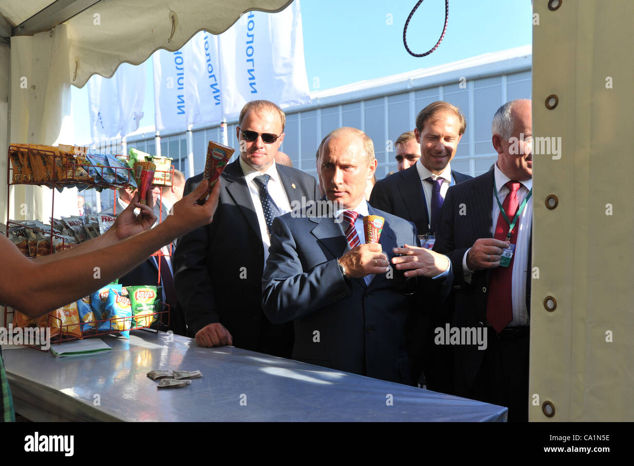 17 août 2011 - Zhukovskij, Russie - Août 17,2011. Moscou, Russie. Premier ministre de la Russie Vladimir Poutine (c) achète des glaces lors de la visite de MAX-2011. (Crédit Image : © PhotoXpress/ZUMAPRESS.com) Banque D'Images