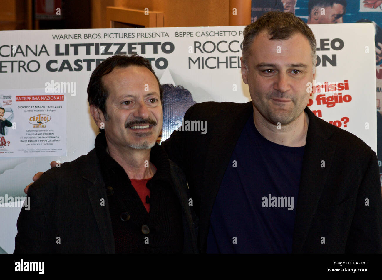 Bologne, Italie - 22 MAR : Papaleo [loi-L], Pellegrini [Directeur-R] en face de la bannière du nouveau film "une étoile est née" à Bologne, Italie le 9 mai 2011. Banque D'Images