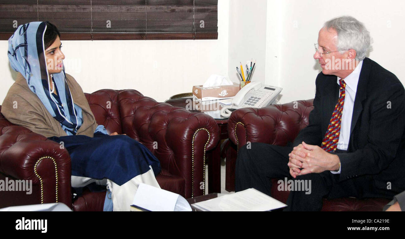 Ministre fédéral des affaires étrangères, Hina Rabbani Khar parle avec l'Ambassadeur des Etats-Unis, Cameron Munter lors de réunion à Islamabad le Jeudi, Mars 22, 2012. Banque D'Images