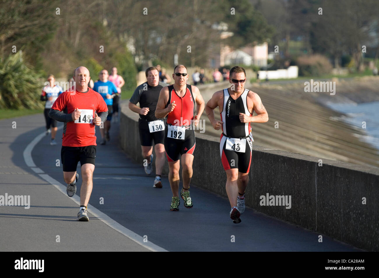 Swansea, Pays de Galles, UK, 24/03/2012 Les concurrents le long de la promenade au soleil pendant l'événement Duathlon Mumbles Swansea tôt ce matin. Le long cours est une dure 5k, 32k vélo et enfin un 5k run. Banque D'Images