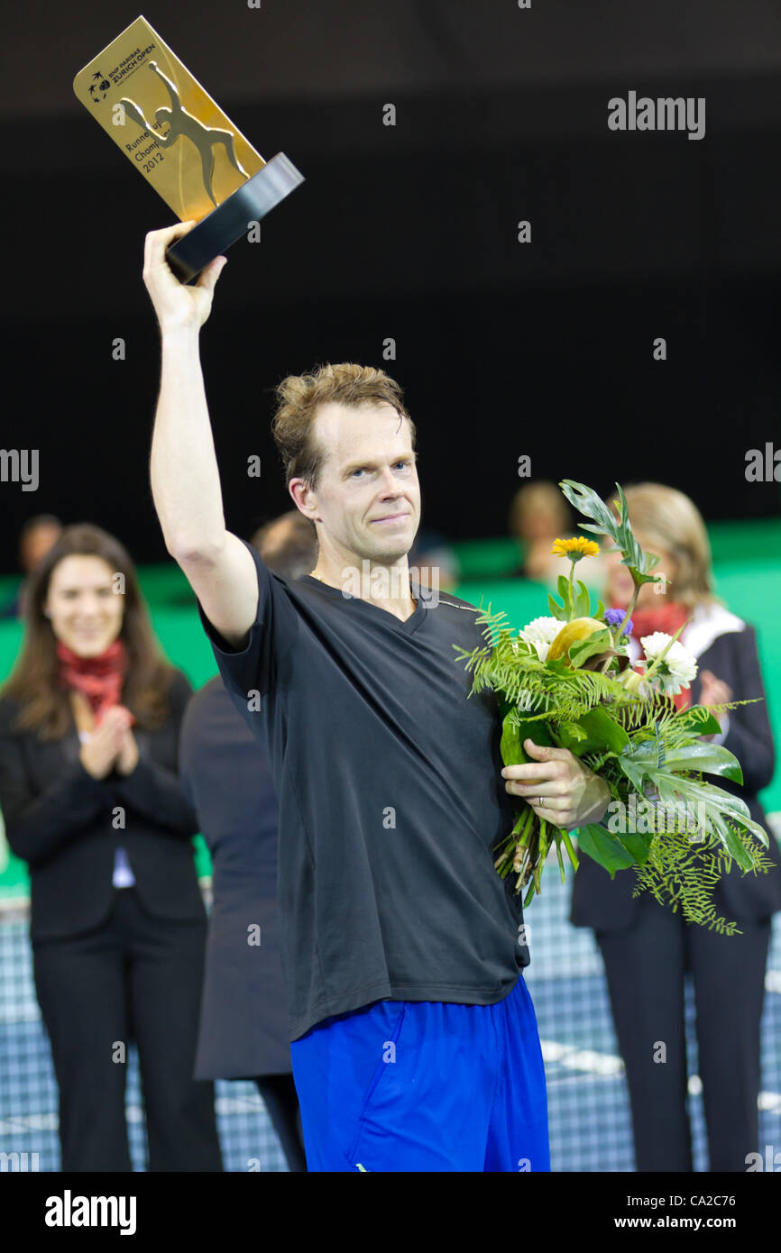 ZURICH, SUISSE - 24 mars : Stefan Edberg reçoit un trophée pour 2. place en finale du BNP Paribas Open Champions Tour Carlos Moya aganinst à Zurich, en Suisse le 24 mars 2012. Banque D'Images