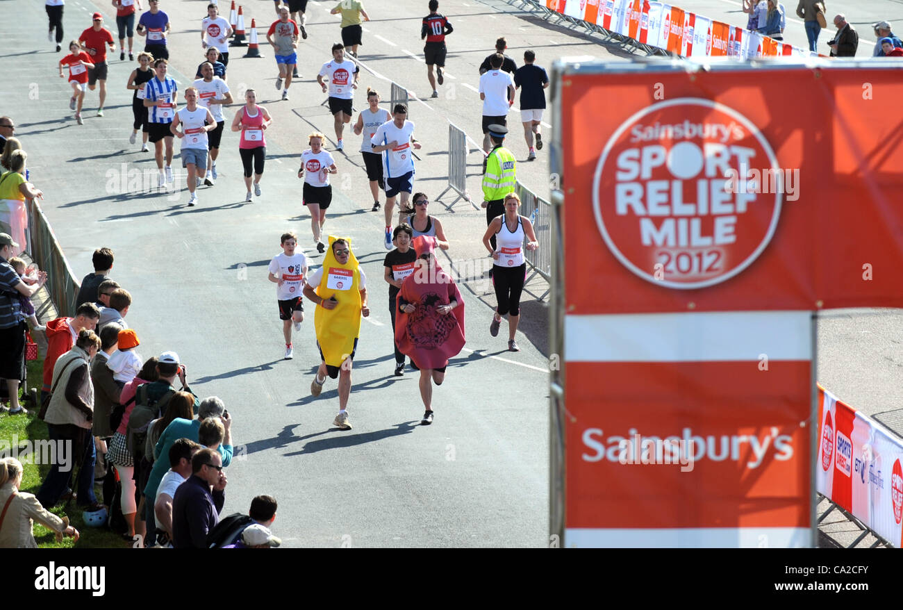 Les coureurs qui participent à l'événement Sainsbury's Sports relief Mile Sur le front de mer de Brighton Banque D'Images