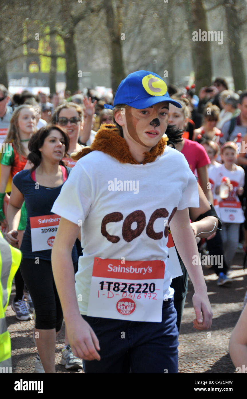 Londres 25/3/12. Sport Relief 2012 Sainsbury's Mile Run dans le centre de Londres, les concurrents participent à l'organisme de bienfaisance courir le long du Mall près de Buckingham Palace. Banque D'Images