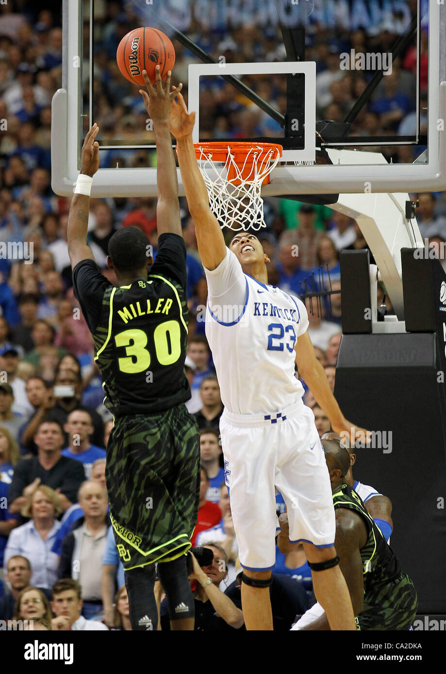 25 mars 2012 - Atlanta, GA, USA - Kentucky Wildcats Anthony Davis (23) blcoked un tir de Baylor Bears avant Quincy Miller (30), comme l'Université du Kentucky a joué dans la NCAA de l'Université de Baylor finale régionale du Sud a joué dans le Georgia Dome d'Atlanta, Ga., Dimanche 25 Mars, 2012. Ce Banque D'Images