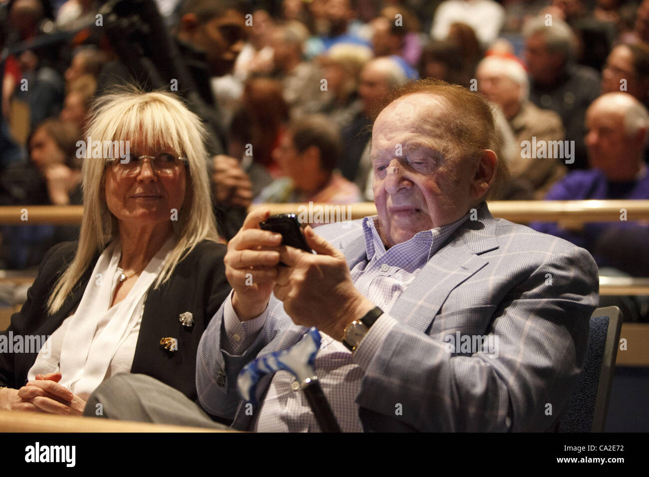 4 février 2012 - Las Vegas, Nevada, États-Unis - Miriam Adelson et Casino Mogul G. Sheldon Adelson, les principaux donateurs pour le super PAC soutenir Newt Gingrich, gagner notre avenir, au caucus du soir au Campus d'éducation, qui Adelson a été nommé pour eux..Le caucus pour les gens, pour la plupart juifs et S Banque D'Images