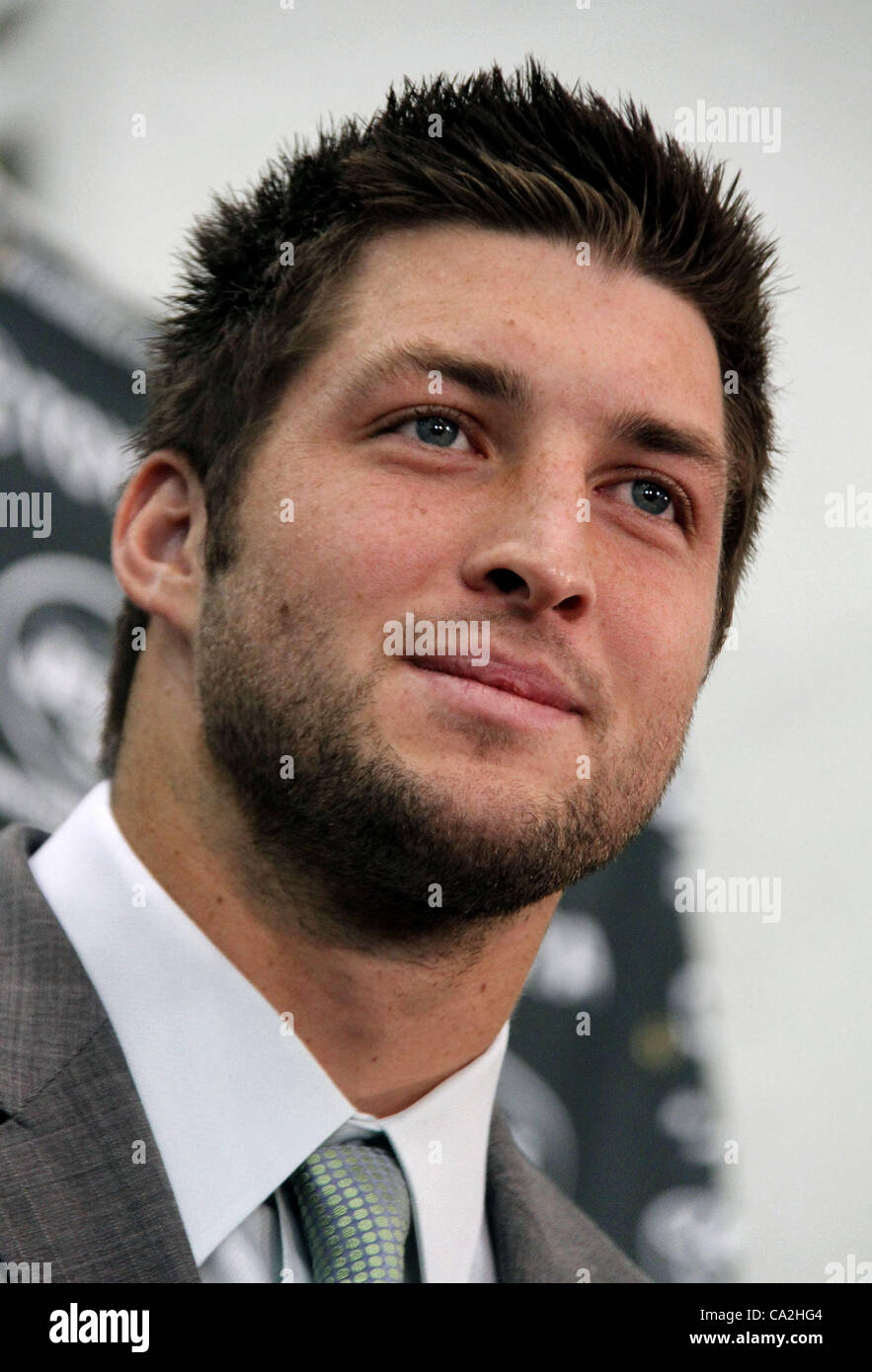 Le 26 mars 2012 - Florham Park, New York, États-Unis - Football player TIM TEBOW assiste à une conférence de presse où il a répondu à des questions au sujet de son nouveau statut d'un back-up pour le quart-arrière des jets de New York a tenu à l'Atlantic Jet Santé Centre de formation. (Crédit Image : © Kaszerman ZUMAPRESS.com)/Nancy Banque D'Images