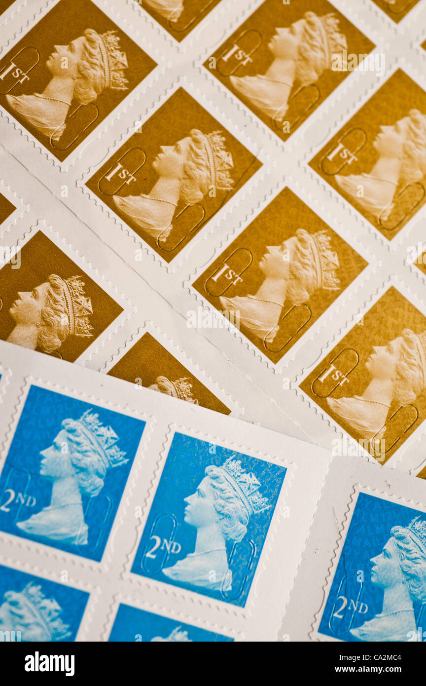 Un timbre-poste de première classe va augmenter de 30  % dans le prix de 46p à 60p du 30 avril 2012 après le régulateur britannique allégé de contrôle des prix sur Royal Mail Banque D'Images