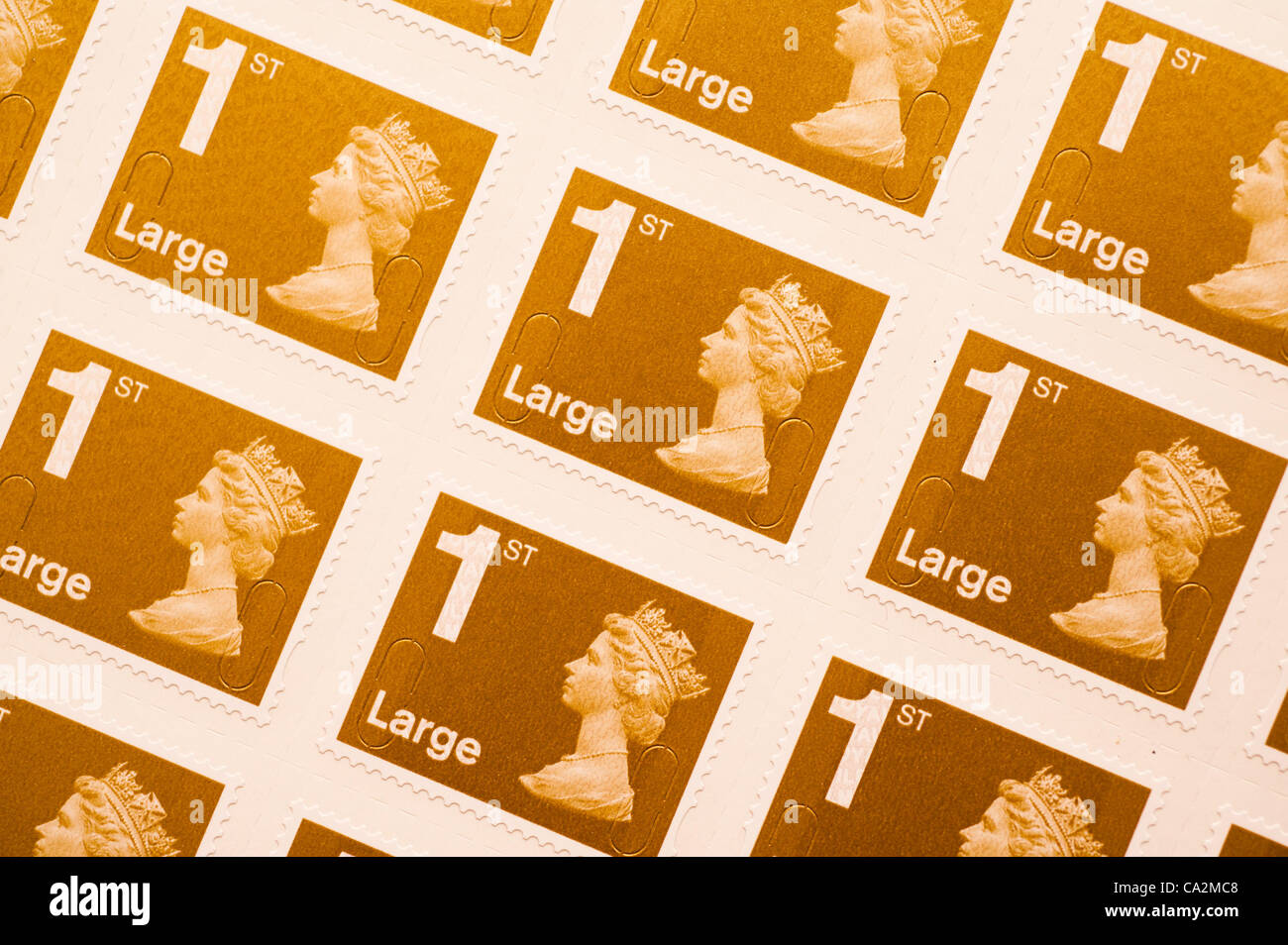 Une grande feuille de timbres de première classe.Ils vont augmenter de 30  % dans le prix de 46p à 60p du 30 avril 2012 après le régulateur britannique allégé de contrôle des prix sur Royal Mail Banque D'Images