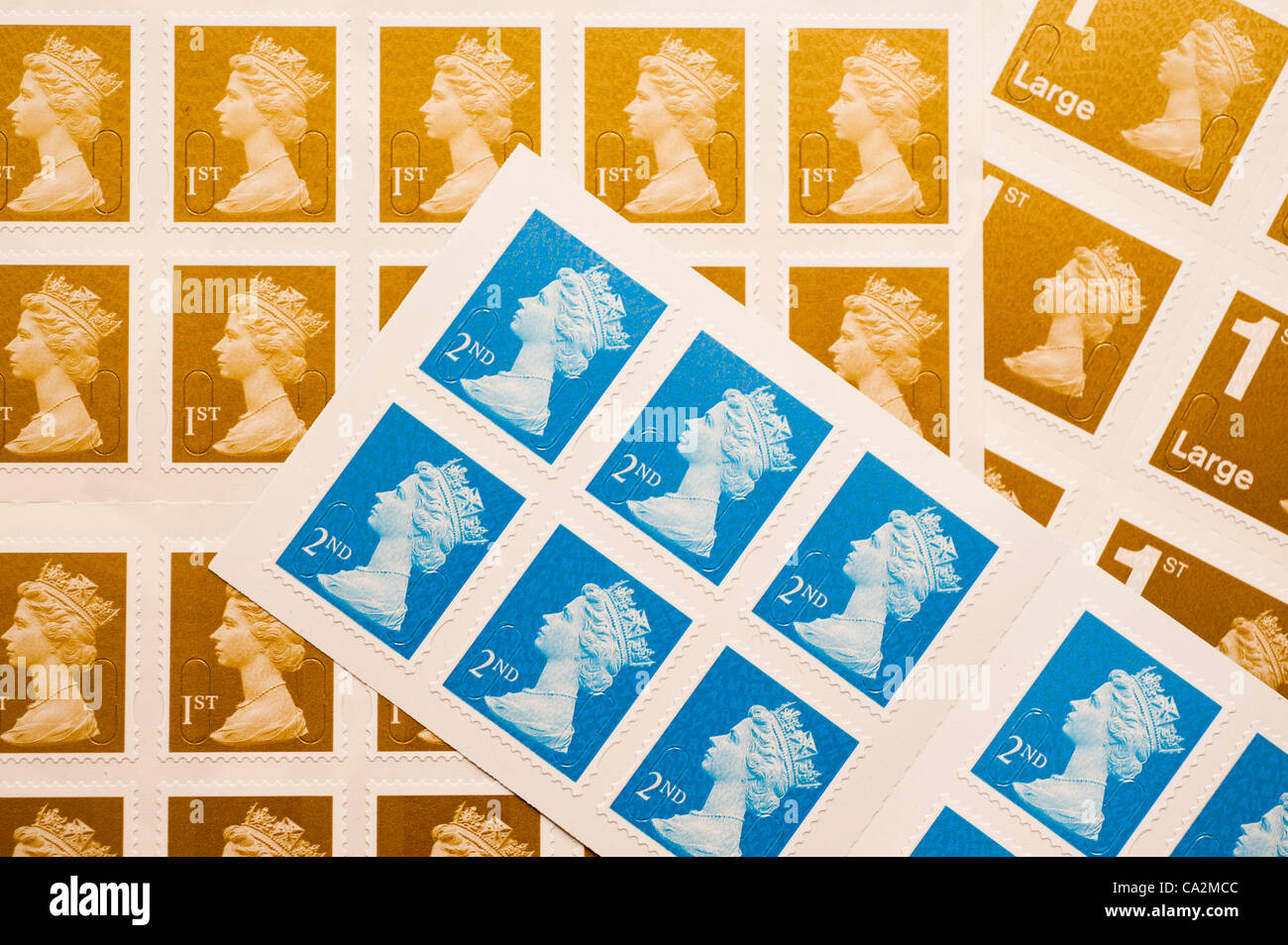 27 mars 2012 un timbre-poste de première classe va augmenter de 30  % dans le prix de 46p à 60p du 30 avril 2012 après le régulateur britannique allégé de contrôle des prix sur Royal Mail Banque D'Images