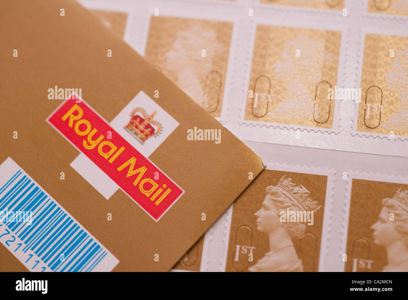 27 mars 2012 un timbre-poste de première classe va augmenter de 30  % dans le prix de 46p à 60p du 30 avril 2012 après le régulateur britannique allégé de contrôle des prix sur Royal Mail Banque D'Images