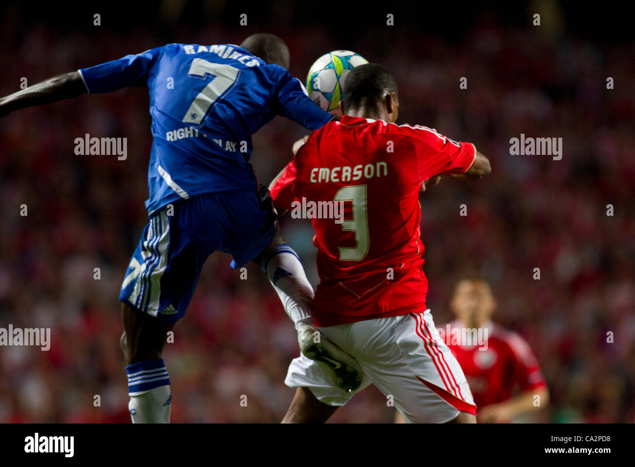 27 mars 2012 - Lisbonne, Portugal - FC Chelsea Ramires Terrain (L) kiking Emerson SL Benfica Defender (R) pendant le match entre le Portugal et l'Angleterre SL Bebfica Chelsea FC pour la première partie de quart de finale, de la Ligue des champions au stade de la Luz, à Lisbonne. Crédit photo : Pedro Nun Banque D'Images 27 mars 2012 - Lisbonne, Portugal - FC Chelsea Ramires Terrain (L) kiking Emerson SL Benfica Defender (R) pendant le match entre le Portugal et l'Angleterre SL Bebfica Chelsea FC pour la première partie de quart de finale, de la Ligue des champions au stade de la Luz, à Lisbonne. Crédit photo : Pedro Nun Banque D'Images
