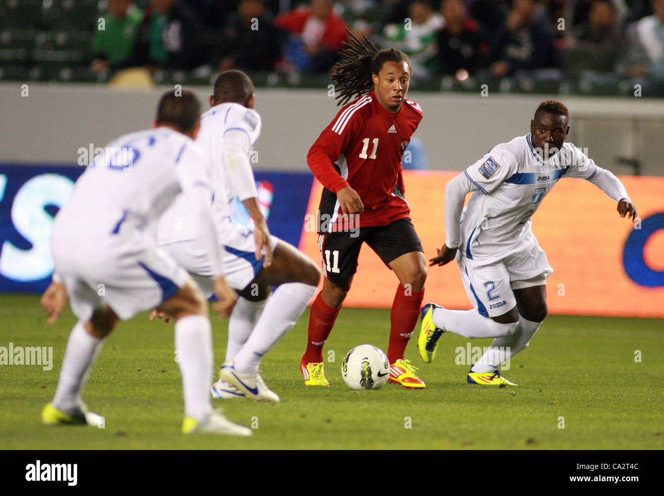 Mars 27, 2012 - Los Angeles, Californie, États-Unis - Trinité-et-Tobago a Shahdon Winchester (centre) s'exécute avec la balle contre le Honduras lors de la CONCACAF 2012 match de qualification olympique au Home Depot Center le 27 mars 2012 à Carson, Californie. Le Honduras a remporté la Trinité-et-Tobago 2-0..E (Crédit Im Banque D'Images