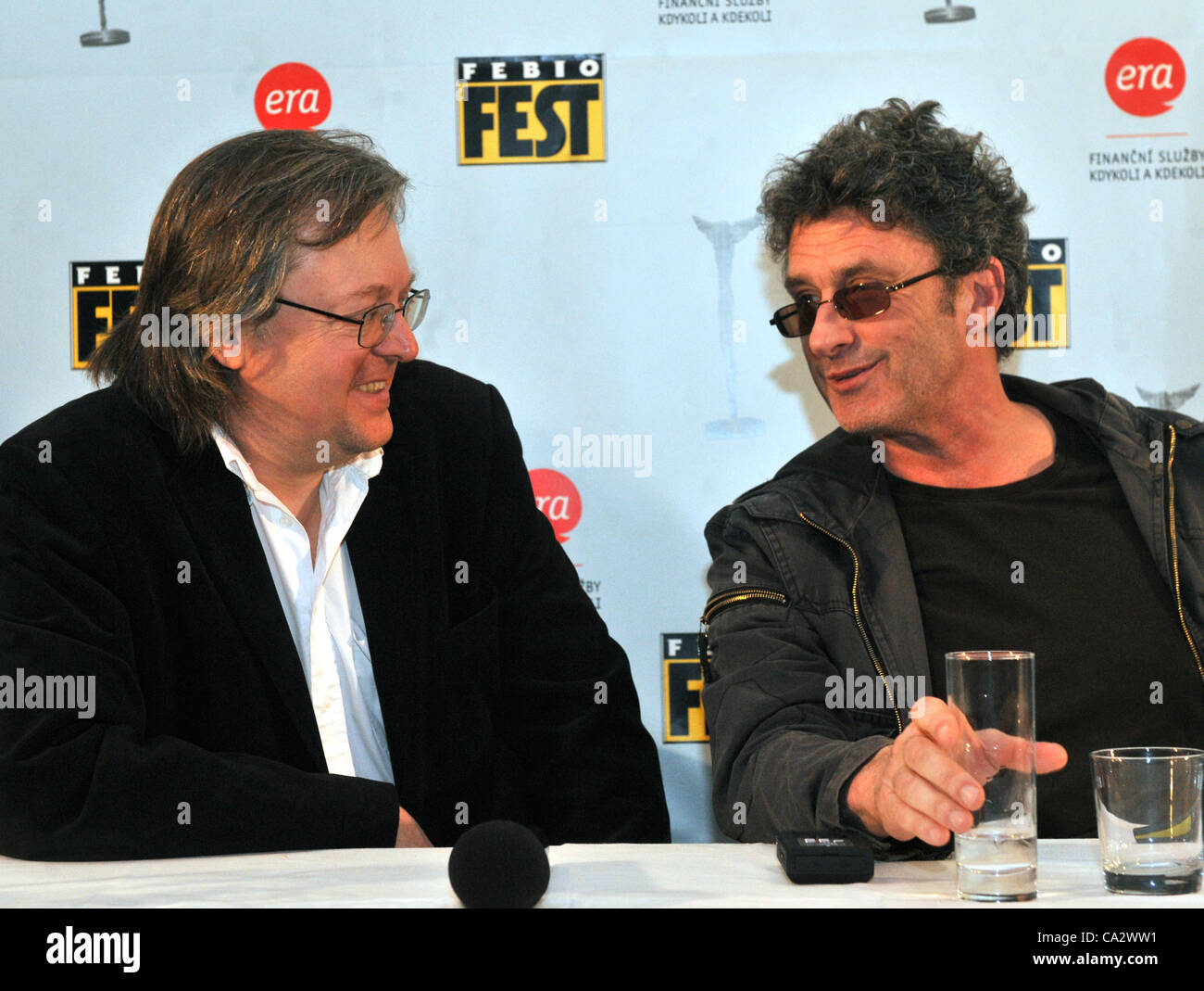 Pawel Pawlikowsky directeur britannique (à droite) prend la parole lors du programme, appuyez sur coneference avec Stefan Uhrik directeur de festival du film Febiofest à Prague, République tchèque le 28 mars 2012. (Photo/CTK Stanislav Peska) Banque D'Images