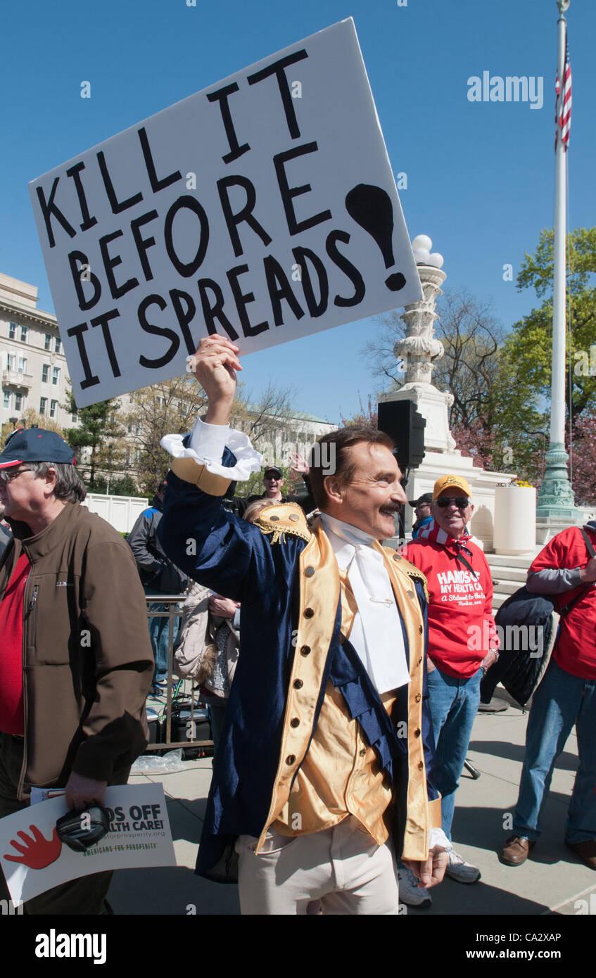 Le projet de loi de soins de manifestants crier au cours de la deuxième journée de débat sur la constitutionnalité de la Cour suprême de Barack Obama's health care bill à la Cour suprême des États-Unis le 27 mars 2012, à Washington, DC. Banque D'Images