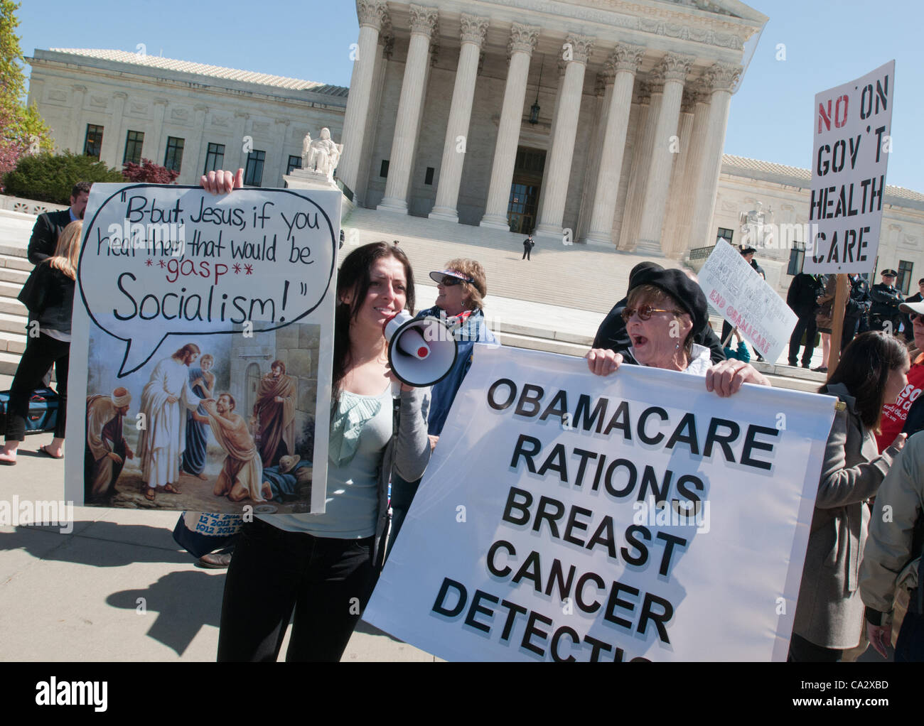 Le projet de loi de soins de manifestants crier au cours de la deuxième journée de débat sur la constitutionnalité de la Cour suprême de Barack Obama's health care bill à la Cour suprême des États-Unis le 27 mars 2012, à Washington, DC. Banque D'Images