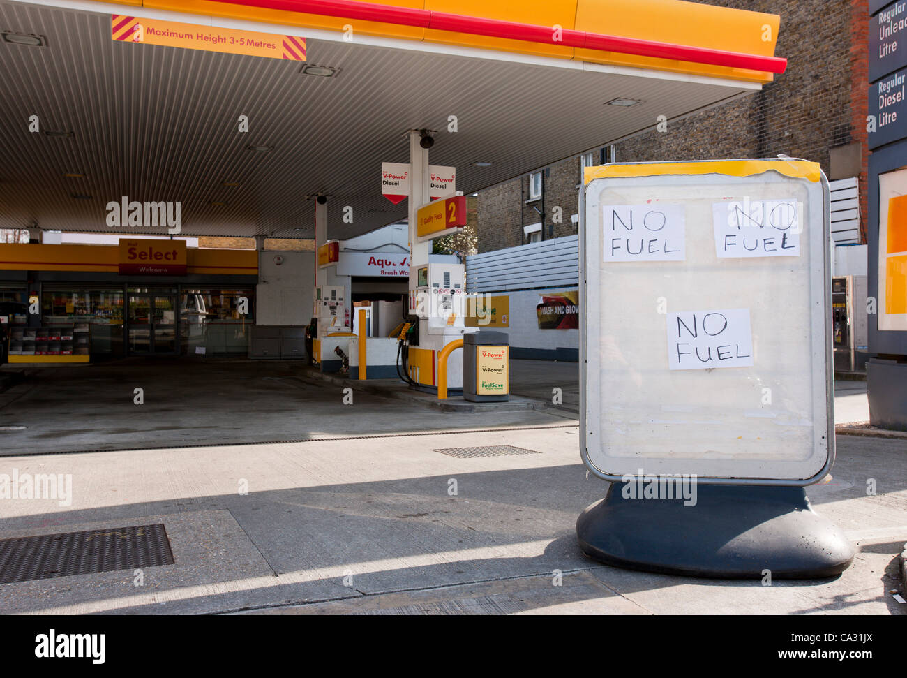 Londres, Royaume-Uni. 29 mars 2012 - un signe écrit main indique 'pas de carburant" à l'avant de la station service Shell sur la Fulham Road à l'ouest de Londres. Le manque de carburant semble être une conséquence directe de la panique l'achat du grand public après la menace de grève par camion-citerne de carburant les pilotes. Banque D'Images