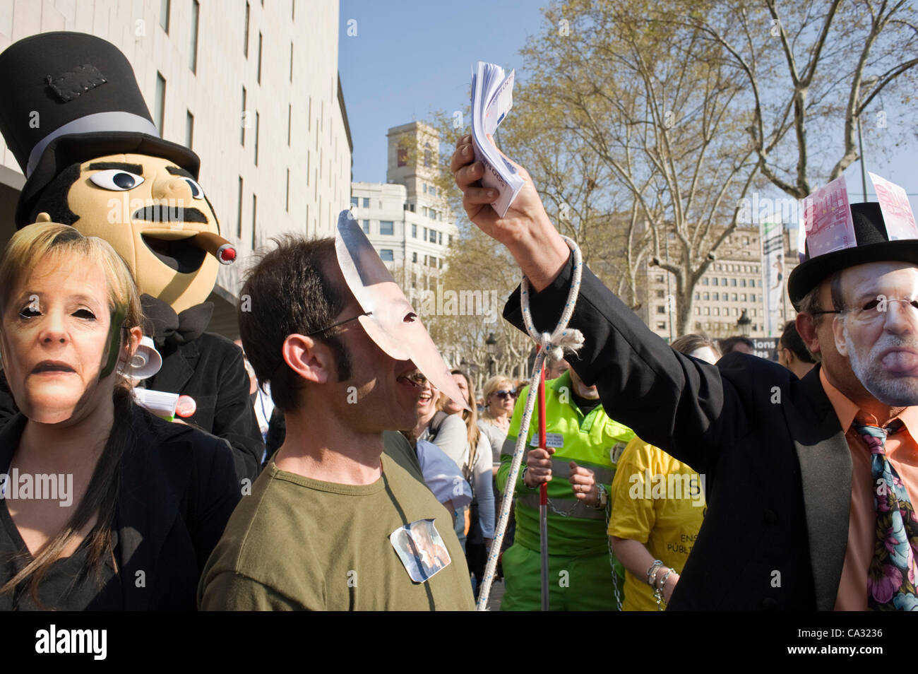 29 mars 2012 - Barcelone, Catalogne, Espagne. Les gens avec des masques de personnalités politiques européennes de lutte pendant la grève générale en Espagne contre les mesures d'austérité du gouvernement plus Banque D'Images