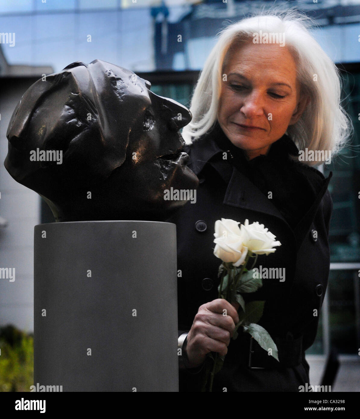 Le Buste du poète français Guillaume Apollinaire (1880-1918) se tient à côté du théâtre Archa à Prague Jeudi, Mars 29, 2013. L'Ambassadeur de France en République tchèque Pierre Levy, non représentée, a dévoilé aujourd'hui le monument pour commémorer le 110e anniversaire du poète's Séjour à Prague qui résultent Banque D'Images