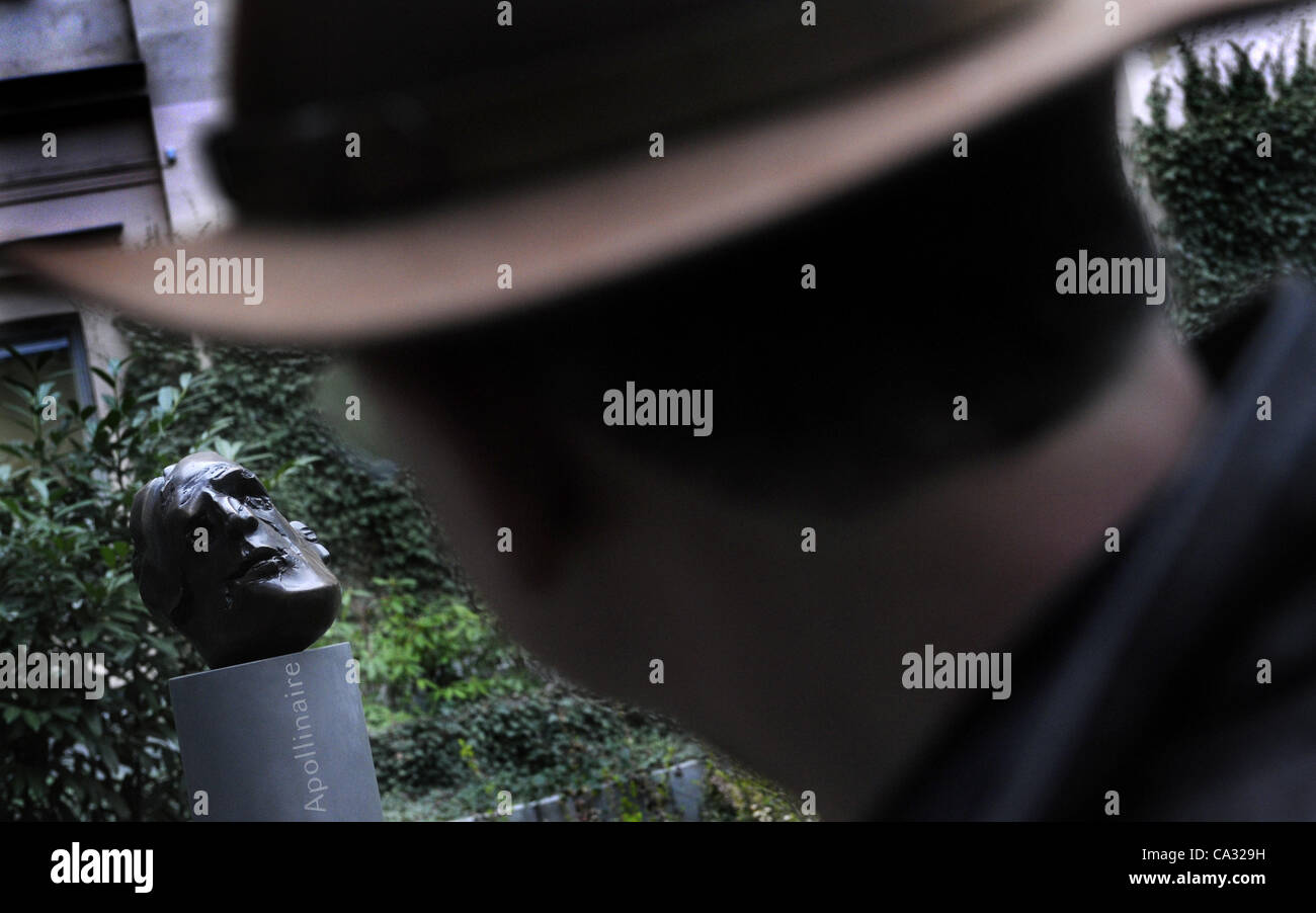 Le Buste du poète français Guillaume Apollinaire (1880-1918) se tient à côté du théâtre Archa à Prague Jeudi, Mars 29, 2013. L'Ambassadeur de France en République tchèque Pierre Levy, non représentée, a dévoilé aujourd'hui le monument pour commémorer le 110e anniversaire du poète's Séjour à Prague qui résultent Banque D'Images