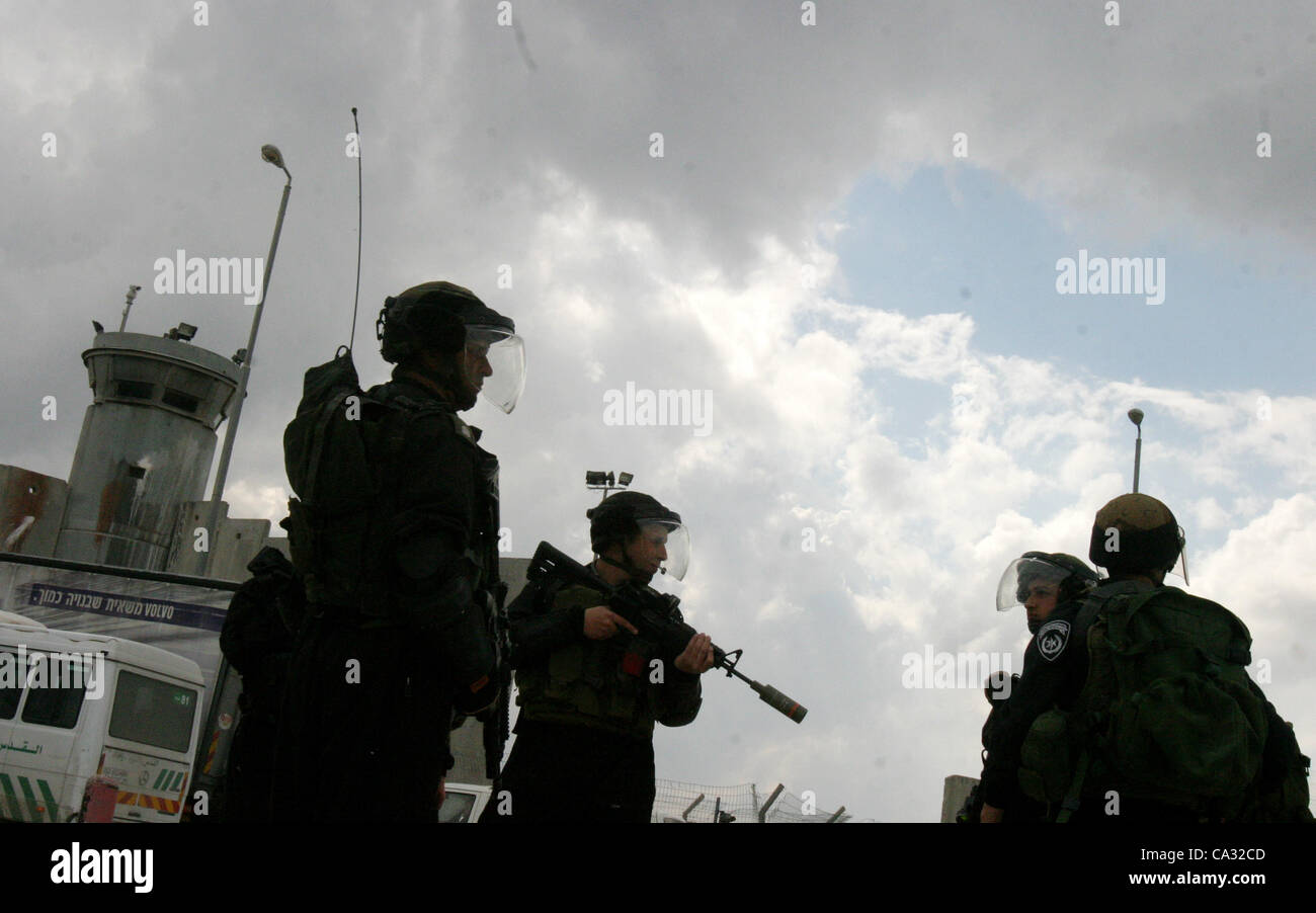 29 mars 2012 - CISJORDANIE, Ramallah, Territoire palestinien - Des soldats israéliens prendre position au cours d'affrontements avec des jeunes Palestiniens au checkpoint de Qalandia entre la ville de Ramallah, en Cisjordanie et à Jérusalem, le 29 mars 2012. Photo par Mahfouz Abu Turk (crédit Image : © Mahfouz Abu Turk  Apaimag Banque D'Images