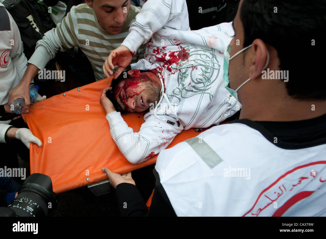 Bethléem, TERRITOIRES PALESTINIENS OCCUPÉS - le 30 mars : un Palestinien saigne de sa tête après avoir été abattu avec une bombe lacrymogène par des soldats israéliens au checkpoint de Bethléem au cours d'affrontements à l'issue de la journée de protestation. Banque D'Images