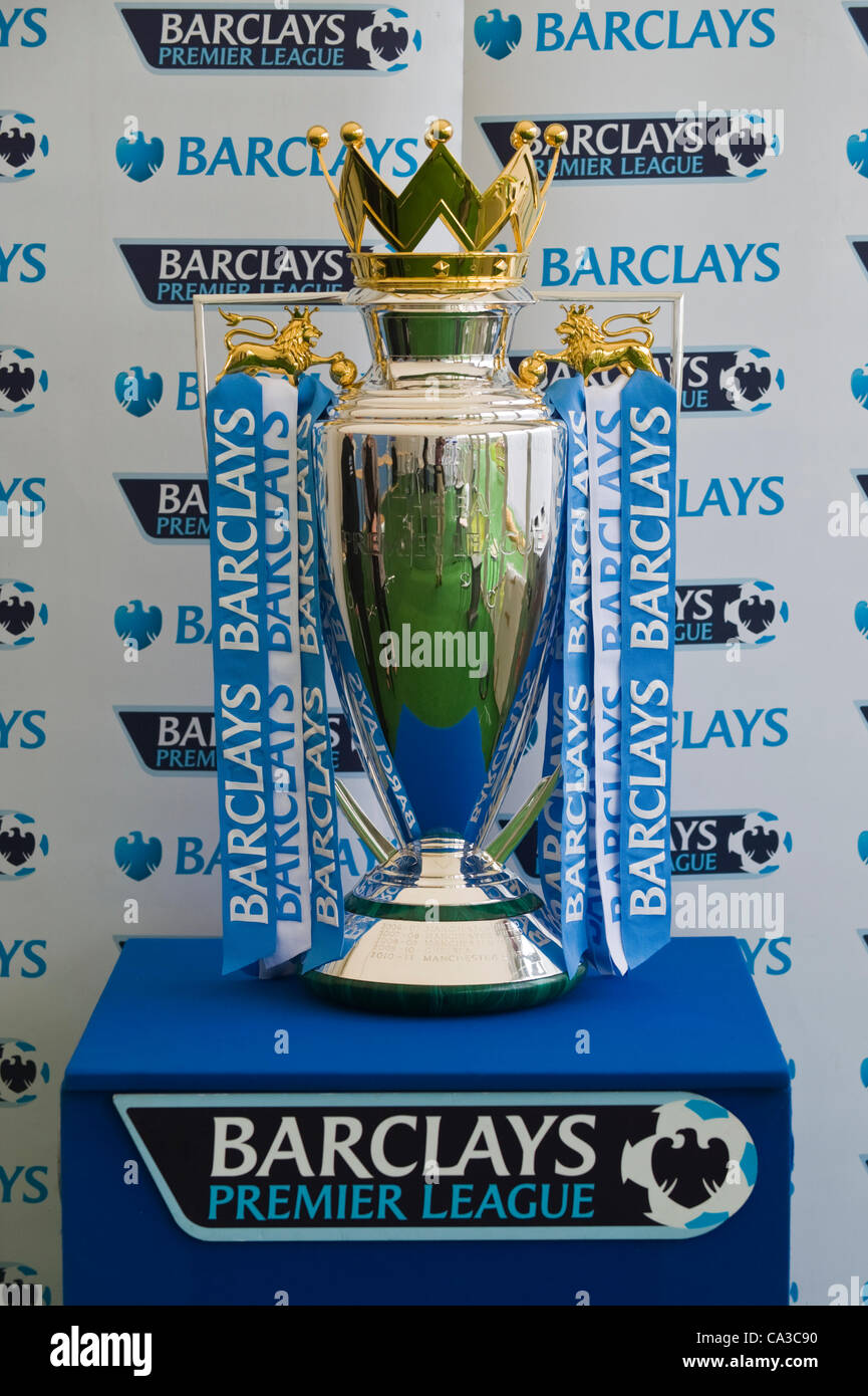 31 mai 2012. Le Telegraph Hay Festival. Barclays Premier League Trophy sur l'affichage à l'Hay Festival. Hay-on-Wye, Powys, Wales, UK Banque D'Images