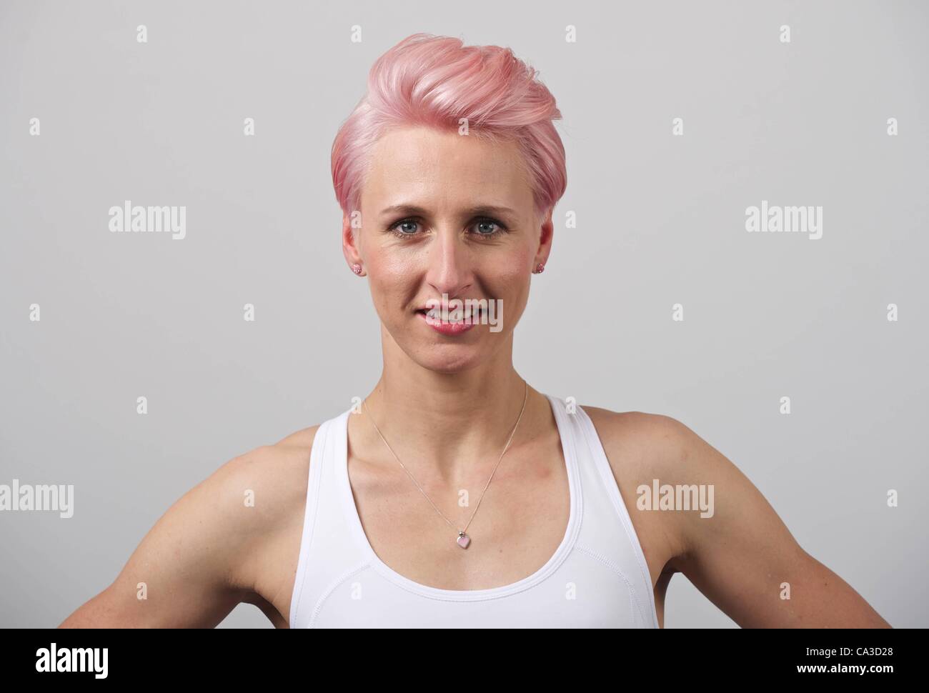 03 05 2012 Berlin. Champion du monde du saut en hauteur Femme Ariane Friedrich (ger) dans une salle de Studio Portrait Banque D'Images