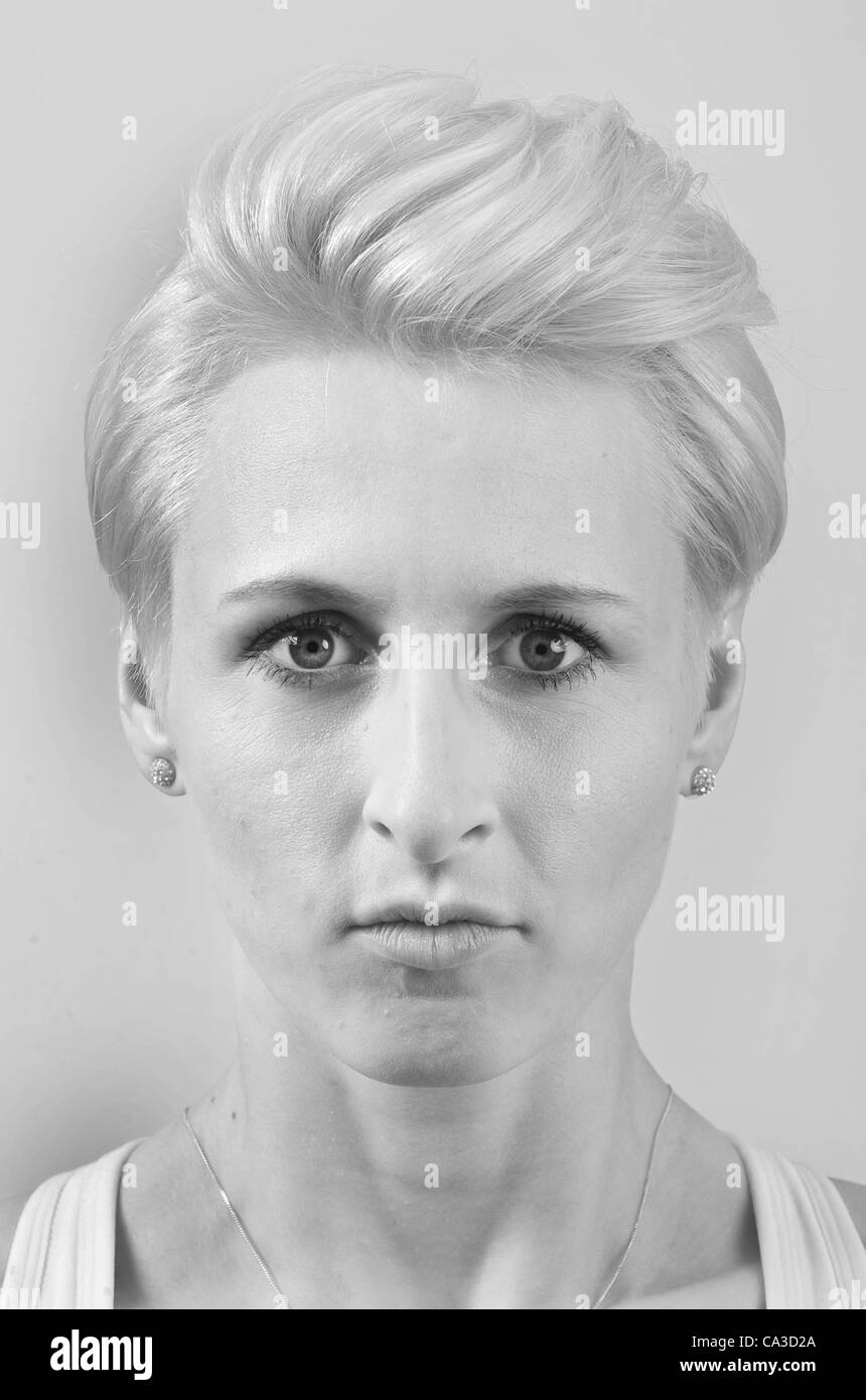 03 05 2012 Berlin. Champion du monde du saut en hauteur Femme Ariane Friedrich (ger) dans une salle de Studio Portrait Banque D'Images