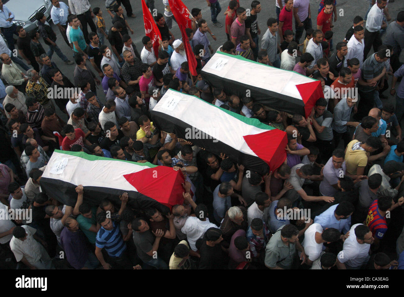 31 mai 2012 - Naplouse, Cisjordanie, territoire palestinien - les Palestiniens portent un drapeau-drapped cercueil dans la ville cisjordanienne de Naplouse, 31 mai 2012, avec les restes d'une partie des 90 militants palestiniens Israël remis à l'Autorité palestinienne, affirmant qu'il espérait que le "geste de bonne volonté" hôtel Banque D'Images