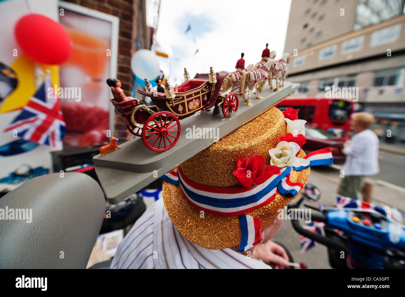 Homme portant locaux nouveauté Royal Coach hat à l'État partie de la chaussée Lane au 1er juin 2012 à Morden, Surrey. Événement organisé par les entreprises locales et l'Église baptiste de Morden pour célébrer le Jubilé de diamant de la semaine au Royaume-Uni Banque D'Images