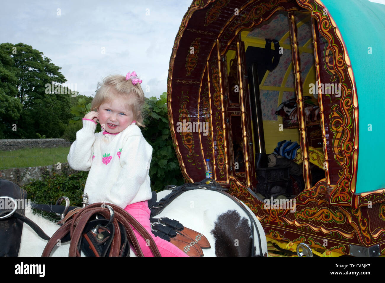 1er Juin 12 Hayley 2 Ans Avec Cheval Cob Et Bow Top Transport A Kirkby Lonsdale Au Point De Rassemblement Pour L Arret Appleby Horse Fair Cumbria Royaume Uni Cheval Traditionnelles Roulottes 1er Juin 12 Hayley 2 Ans Avec Cheval Cob Et Bow Top Transport A Kirkby Lonsdale Au Point De Rassemblement Pour L Arret Appleby Horse Fair Cumbria Royaume Uni Cheval Traditionnelles Roulottes