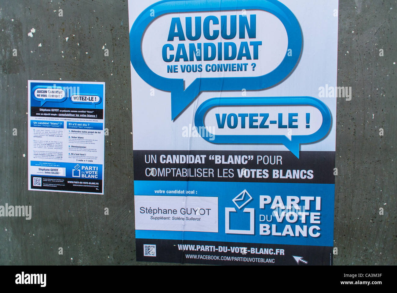 Activiste ArtParis, France, politique, élections parlementaires Affiches Comapaign dans la rue, différents panneaux de campagne, vote france Banque D'Images