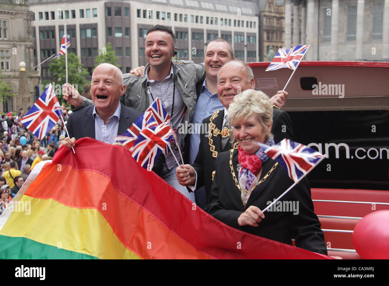 Michael Cashman (Membre du Parlement européen pour West Midland - première à gauche), Lawrence Barton (deuxième à partir de la gauche - directeur de Birmingham Pride 2012), Maire de Birmingham - Le conseiller municipal John Lines holding Union Jack flag et son épouse à la Birmingham Pride 2012 à Birmingham, 2 juin 2012 Banque D'Images