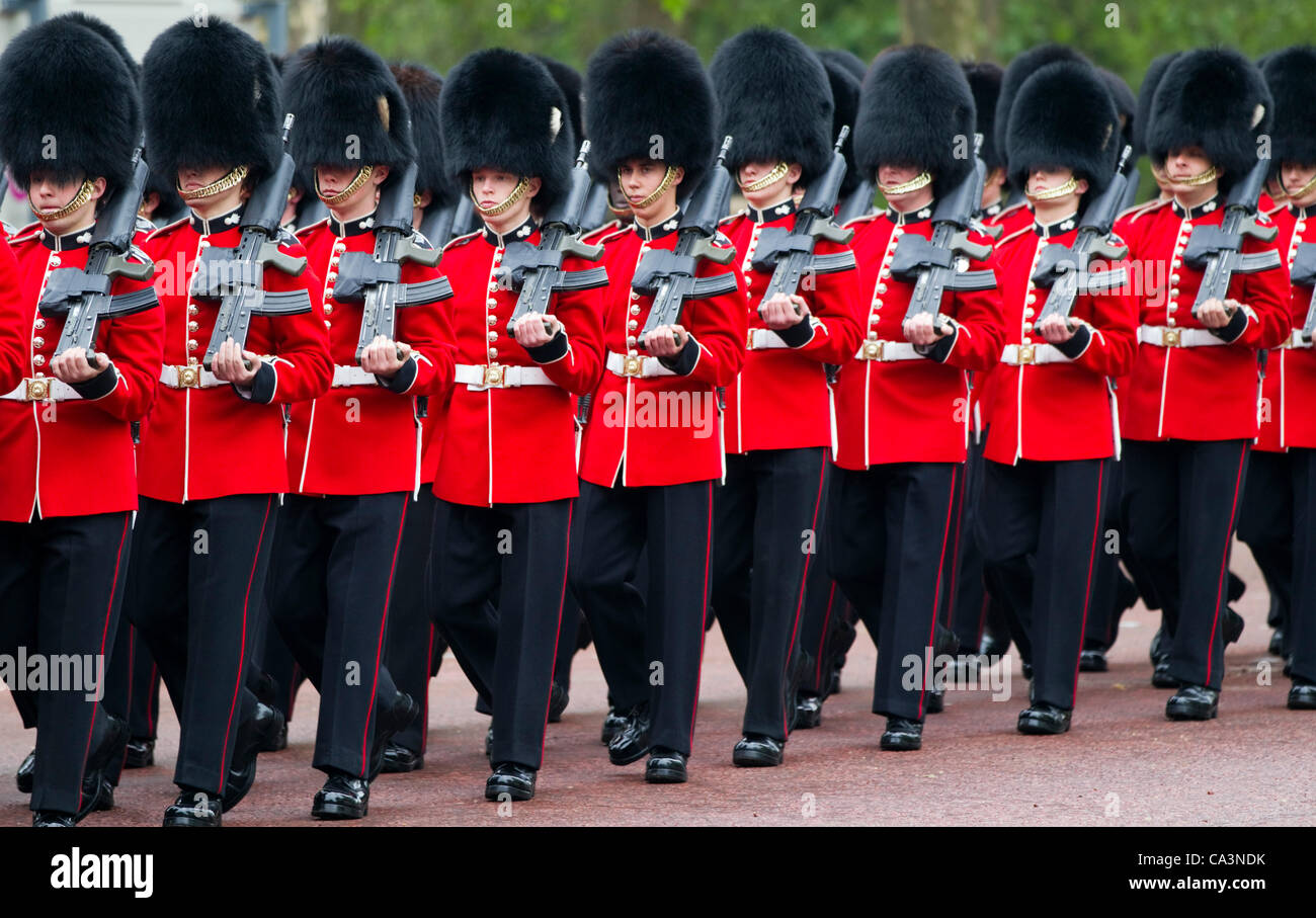 Grenadier Guards Parade de mars l'examen général de couleur sur Horse Guards Parade, le Mall, Londres, Angleterre, samedi, 02 juin, 2012. Le 1er mai. Battalion Coldstream Guards Parade sont leur couleur en 2012 Banque D'Images