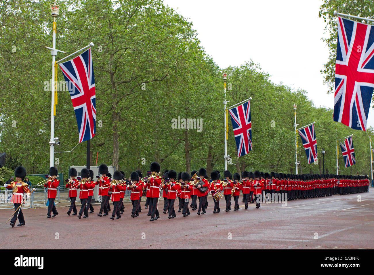 Des soldats de la Division des ménages de mars la parade du Major-général Couleur sur Examen de l'Horse Guards Parade, le Mall, Londres, Angleterre, samedi, 02 juin, 2012. Le 1er mai. Battalion Coldstream Guards Parade sont leur couleur en 2012 Banque D'Images