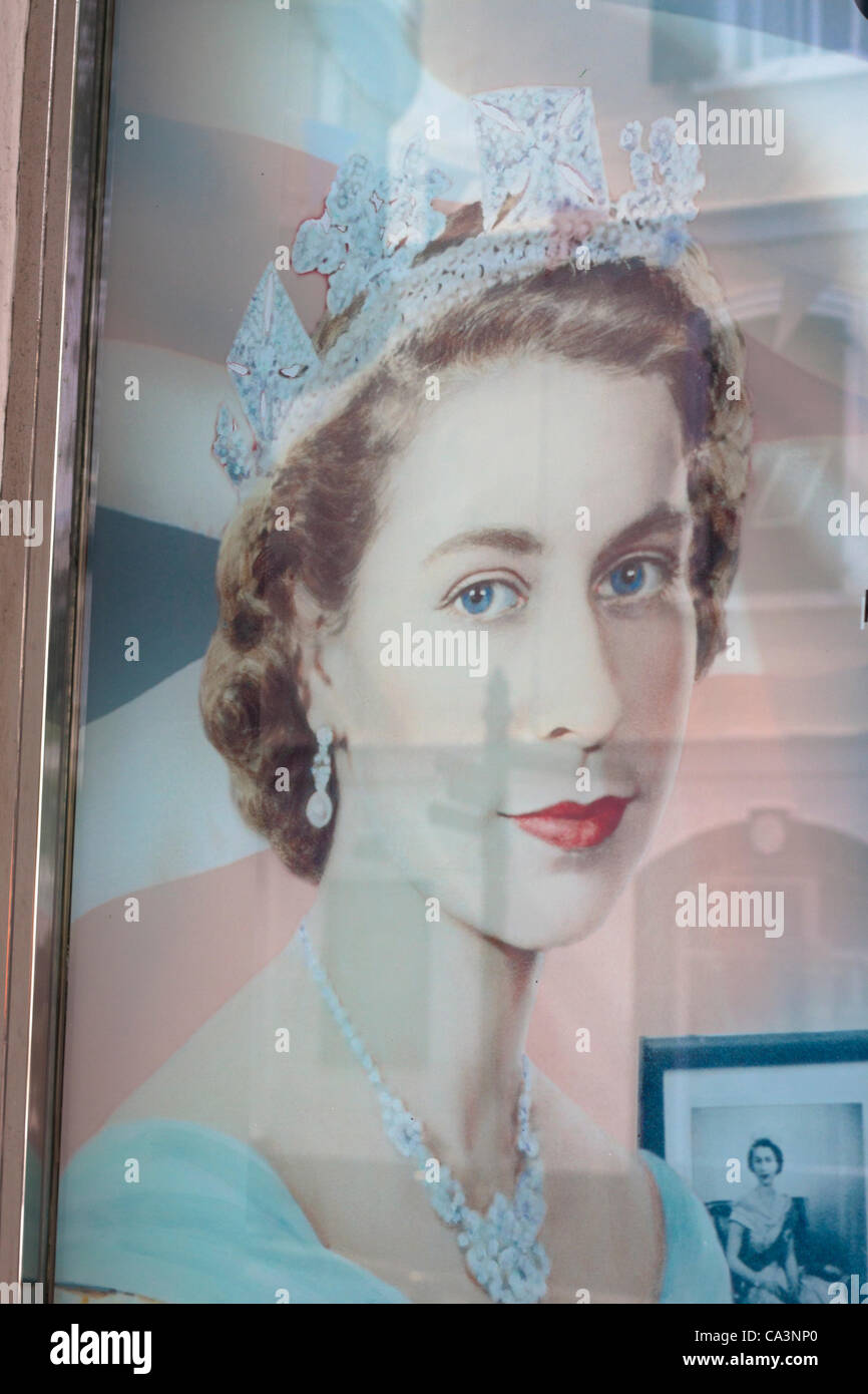 Gibraltar, Royaume-Uni. Samedi 2 juin 2012. Centre de Gibraltar décorée de drapeaux, des photos de la reine Elizabeth II et de la famille royale. Le Jubilé de diamant de la reine Elizabeth II. La célébration internationale en 2012, marquant 60 ans du règne de la reine. Banque D'Images