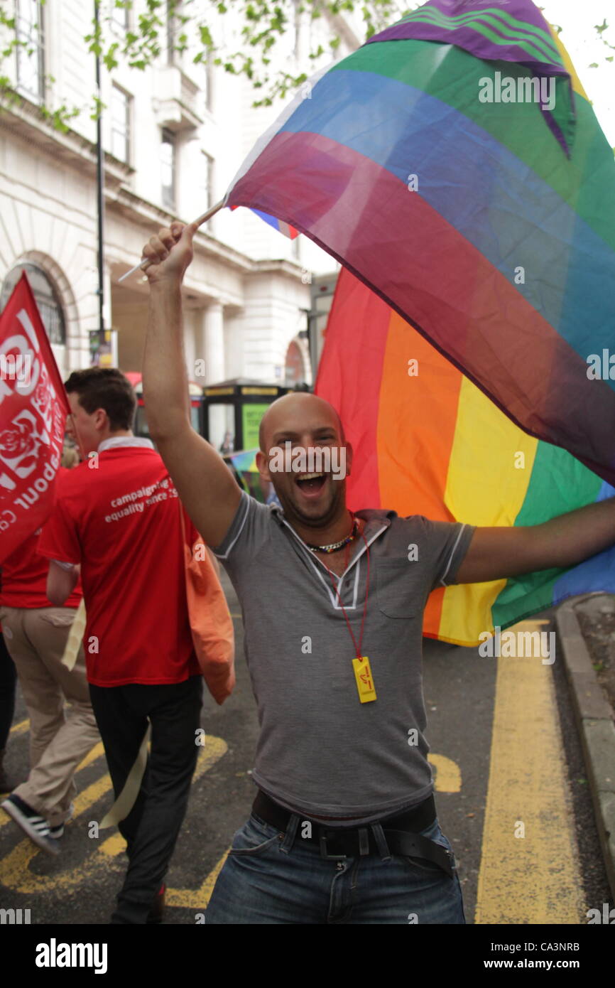 Un homme qui agitait un drapeau LGBT Pride à Birmingham à Birmingham, Royaume-Uni, le 2 juin 2012 Banque D'Images