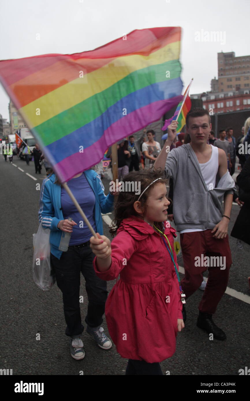 Une fille qui agitait un drapeau LGBT Pride à Birmingham à Birmingham, Royaume-Uni, le 2 juin 2012 Banque D'Images