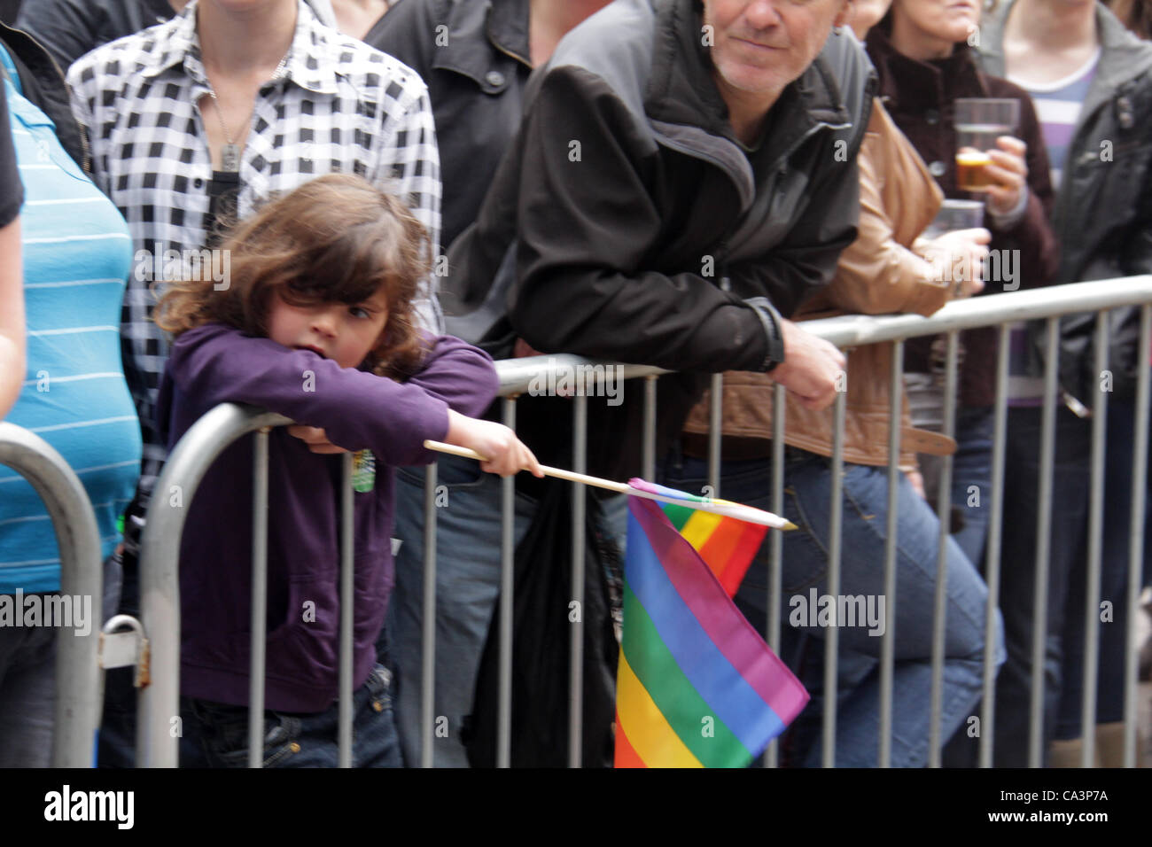 Une jeune fille tenant un drapeau LGBT attendent la fierté de Birmingham à Birmingham, Royaume-Uni, le 2 juin 2012 Banque D'Images