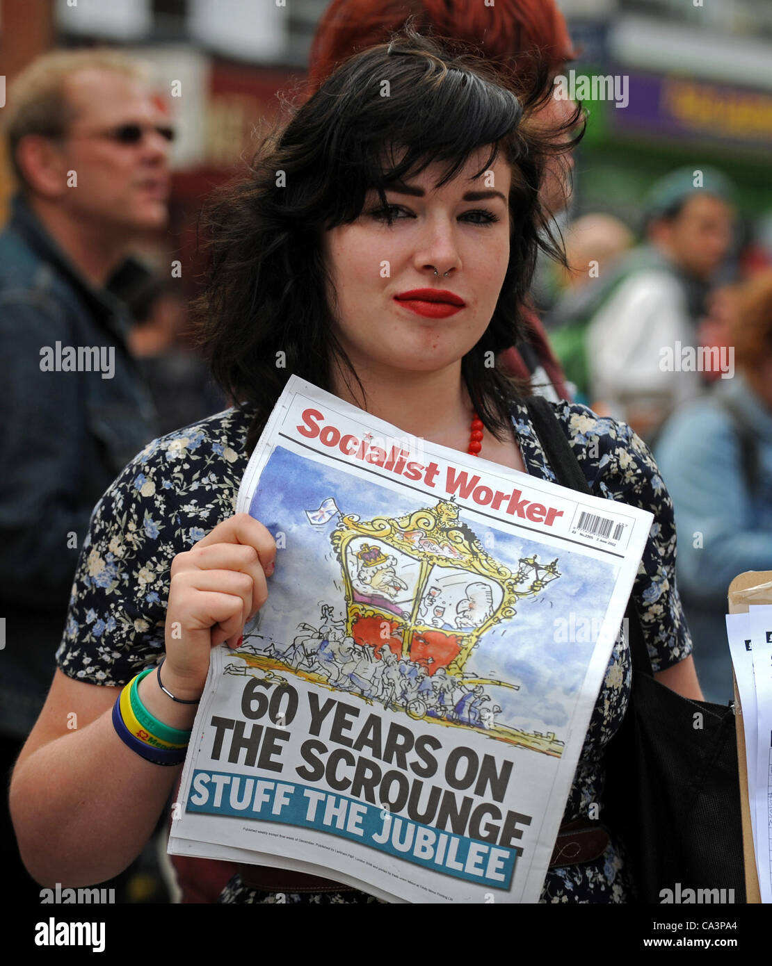 Brighton UK 2 Juin 2012 - Pas tout le monde était d'appuyer les célébrations du Jubilé de diamant de la Reine à Brighton aujourd'hui que cette jeune femme est titulaire d'une copie de la Socialist Worker Journal . Il y a eu des échauffourées d'exécution tous les après-midi dans la ville entre les membres de l'EDL anti-fascistes et de la police Banque D'Images