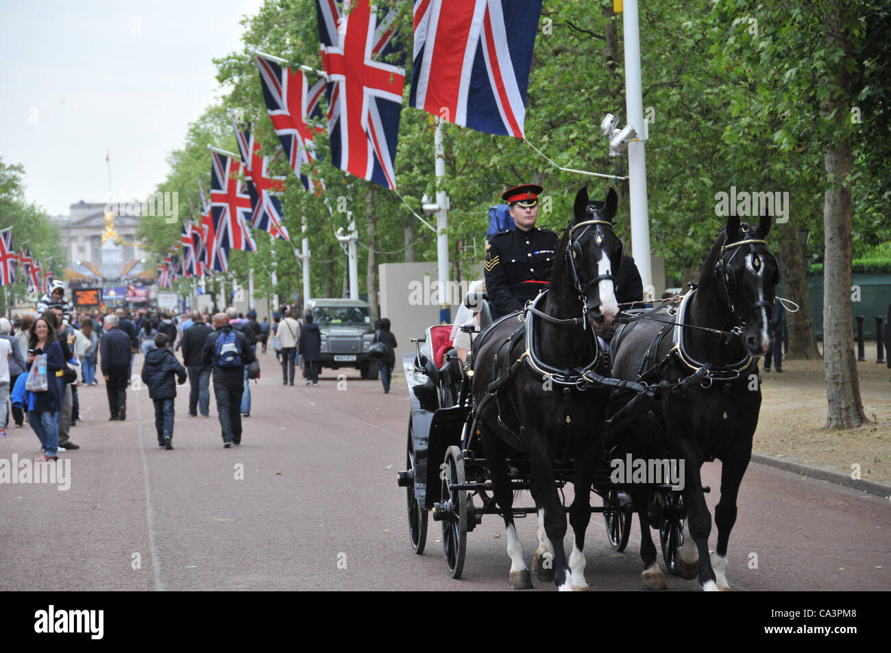 2 juin 2012. Le Mall, Londres, UK, un mariage Transport va dans le Mall comme personnes de profiter de l'atmosphère du Jubilé de diamant avec le palais de Buckingham dans l'arrière-plan Banque D'Images