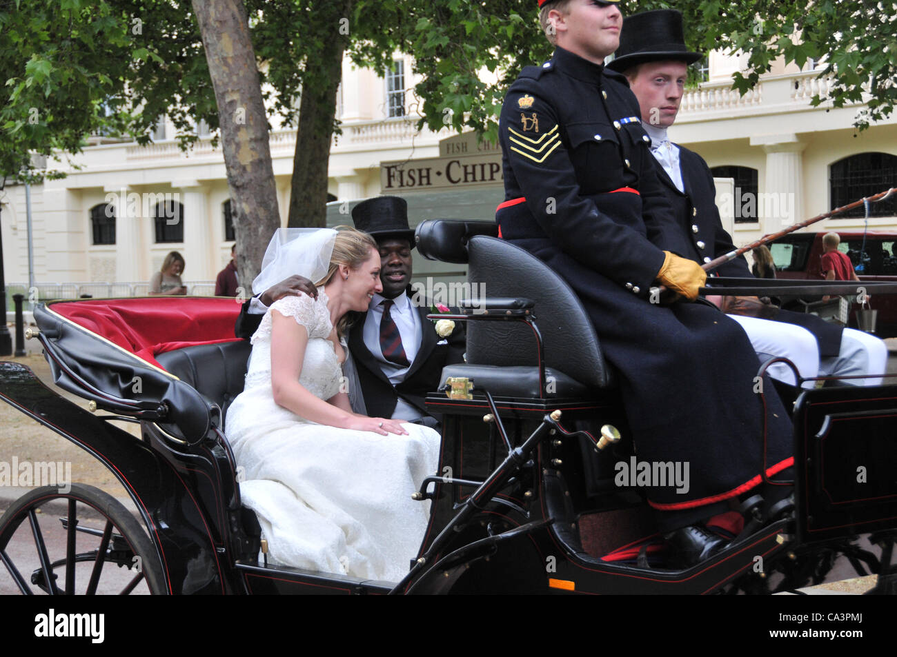 2 juin 2012. Le Mall, Londres, UK, un mariage Transport va dans le Mall comme personnes de profiter de l'atmosphère du Jubilé de diamant. Banque D'Images
