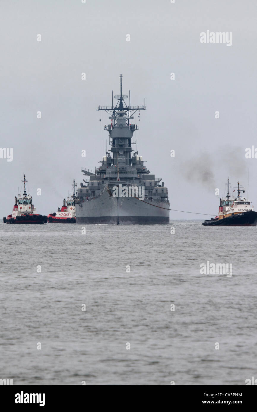 L'Américain de la Seconde Guerre mondiale le cuirassé USS IOWA entre dans le port de Los Angeles en Californie par l'Angels gate Banque D'Images