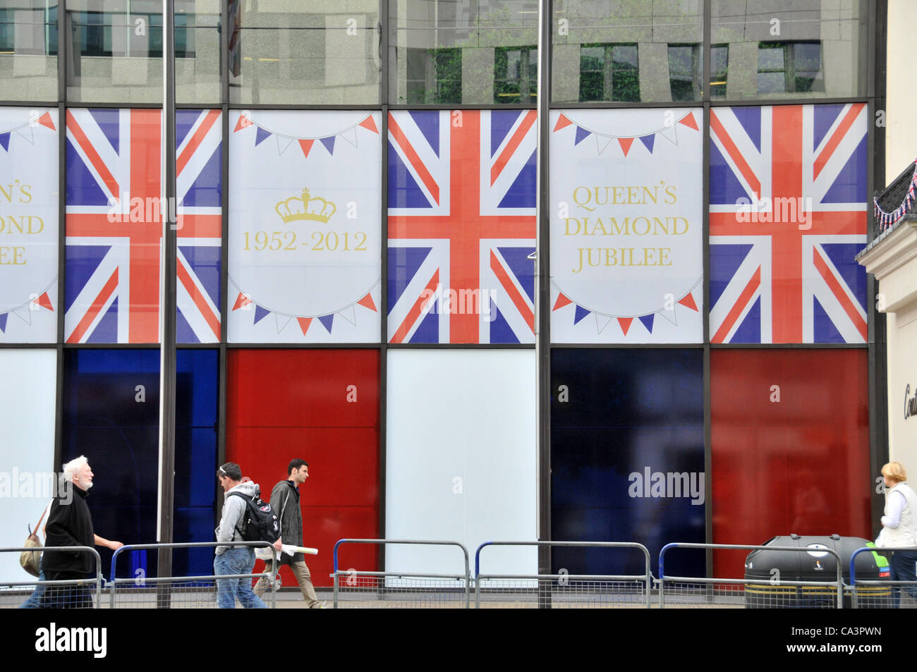 2 juin 2012. Le Strand, London, UK. Les fenêtres de Coutts, le secteur bancaire maison est décorée avec Union Jacks pour célébrer le Jubilé de diamant. Banque D'Images