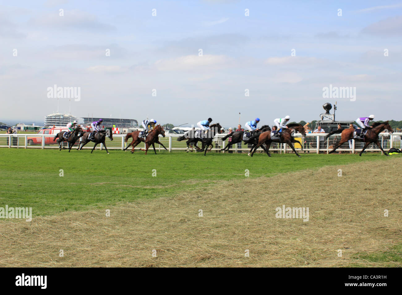 02/06/12. Epsom Downs, Surrey, UK. Les courses de chevaux et cavaliers le passé 8 furlong marqueur à la Derby 2012. Camelot gagnant 2e en dernier. Banque D'Images