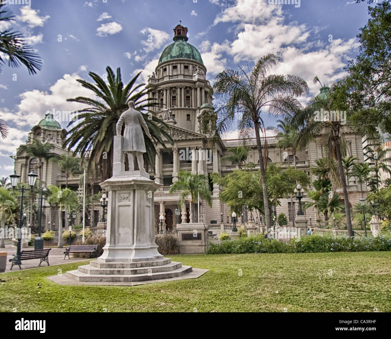 20 mars 2011 - Durban, Kwa-Zulu Natal, Afrique du Sud - Le 1910 néo-classique de style baroque de l'Hôtel de ville de Durban, sur le modèle de l'Hôtel de ville de Belfast, en Irlande, se dresse sur l'extrémité orientale de Francis Farewell Square, le centre historique de Durban, où les pères fondateurs de la ville premier campèrent dans 18 Banque D'Images