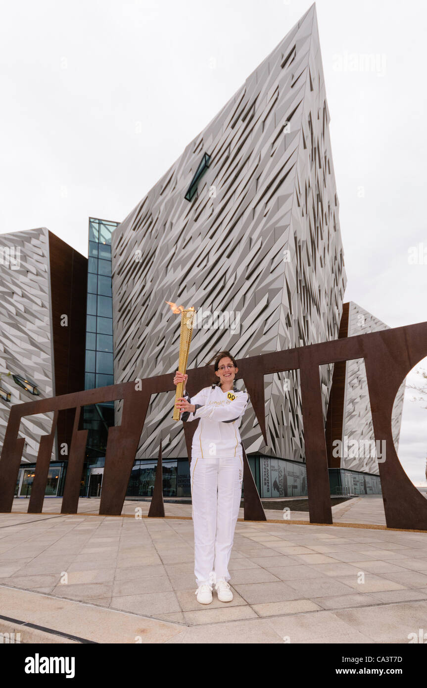 Belfast, 03/06/2012 - L'arrivée de la flamme olympique dans la région de Belfast. La torche a eu lieu en face de la ville, Titanic Museum par Karen Marshall. Banque D'Images