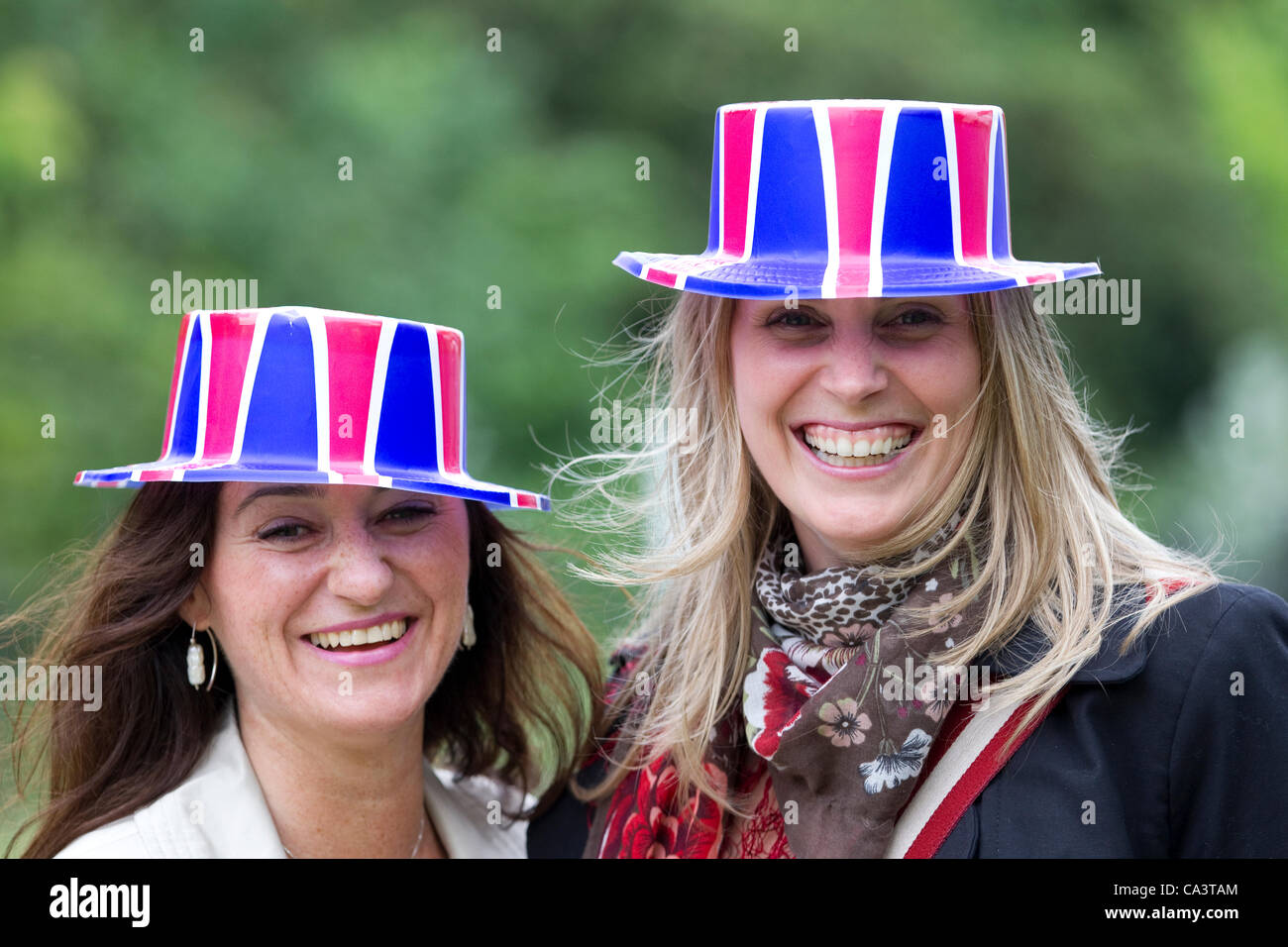 La reine Elizabeth II, le jubilé de diamant de la Mall, Londres, Royaume-Uni. 02.06.2012 Photo montre aux gens de prendre dans l'atmosphère sur le Mall pour la reine Elizabeth II avant le Jubilé de diamant de la Procession du chariot le lundi. Banque D'Images